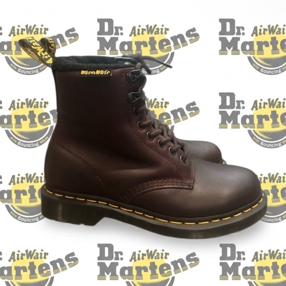 New authentic Dr. Martens signature designer leather combat boots sz 7 Display
